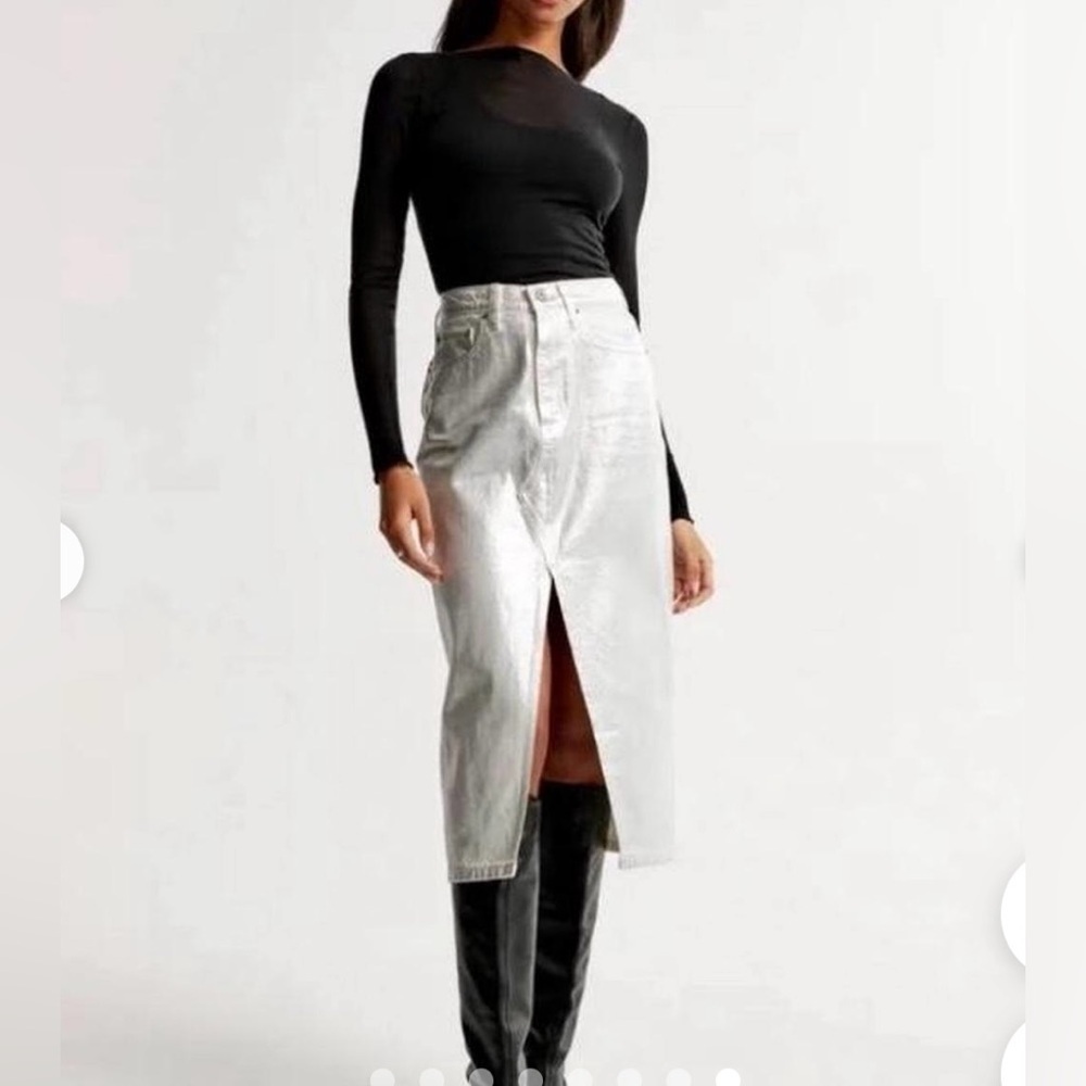 SOHO Apparel Young Contemporary Silver skirt with pockets
